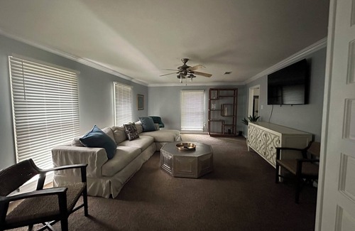 Hattiesburg Casa | NEW! Comfort and Space in Midtown - The Holly House