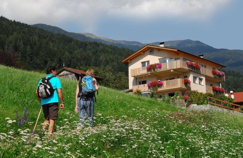 Feldthurns Apartamento | Apartamento nuevo y confortable cerca del pueblo, justo en Kastanienweg