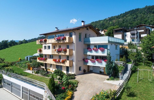 Feldthurns Apartamento | Apartamento nuevo y confortable cerca del pueblo, justo en Kastanienweg