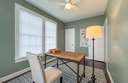 Austin Ave. Casa | New Comfy Bungalow on Washington-Dedicated Office