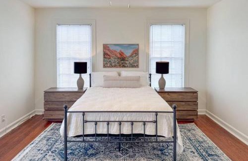 Austin Ave. Casa | New Comfy Bungalow on Washington-Dedicated Office