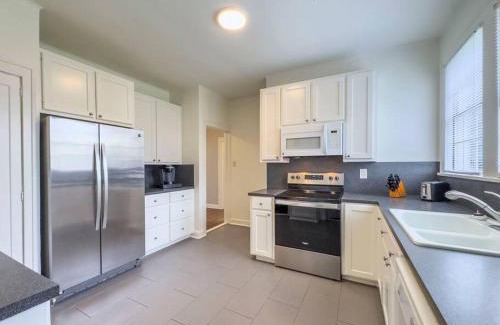 Austin Ave. Casa | New Comfy Bungalow on Washington-Dedicated Office