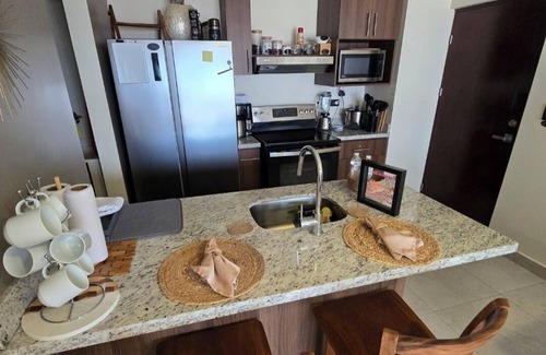 Desamparados Condominio | Condo nuevo, a 2.8 km del aeropuerto SJO, piscina, A/C, WiFi, parqueo