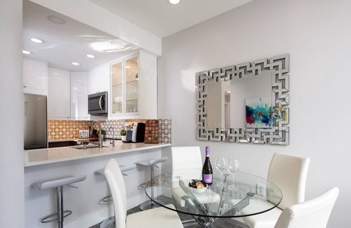 Central Naples Condominio | NEW Condo 2 Bed 2 Bath Pool 6 min to Beaches Downtown Restaurants Shopping