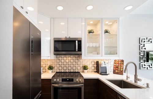 Central Naples Condominio | NEW Condo 2 Bed 2 Bath Pool 6 min to Beaches Downtown Restaurants Shopping