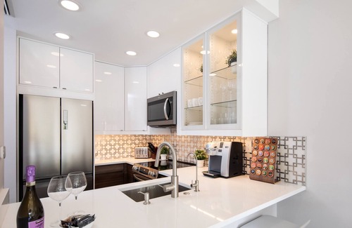 Central Naples Condominio | NEW Condo 2 Bed 2 Bath Pool 6 min to Beaches Downtown Restaurants Shopping