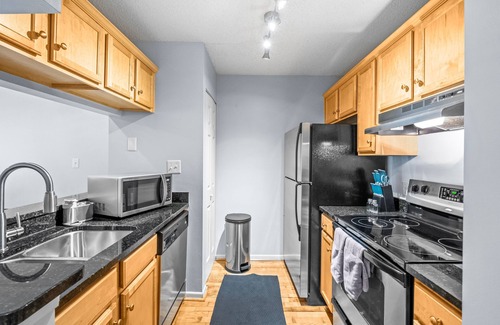 Dilworth Condominio | NEW! Condo for Monthly Stays Near UpTown Charlotte - Free parking