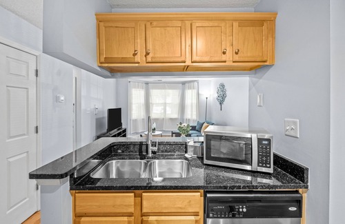 Dilworth Condominio | NEW! Condo for Monthly Stays Near UpTown Charlotte - Free parking