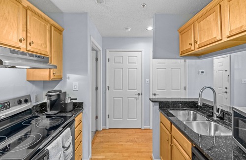Dilworth Condominio | NEW! Condo for Monthly Stays Near UpTown Charlotte - Free parking