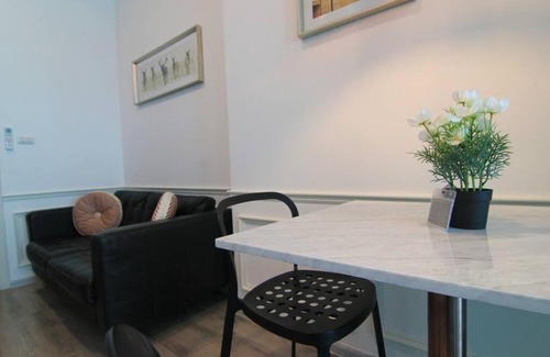 Ramkhamhaeng Apartamento | New Condo, Hi-Speed Wi-Fi, Gym Pool, near Lam Sali MRT