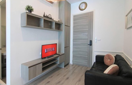 Ramkhamhaeng Apartamento | New Condo, Hi-Speed Wi-Fi, Gym Pool, near Lam Sali MRT