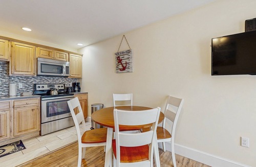 Edgecomb Condominio | New Condo w/Water-View Deck in Edgecomb's Sheepscot Harbour Resort