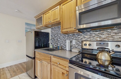Edgecomb Condominio | New Condo w/Water-View Deck in Edgecomb's Sheepscot Harbour Resort