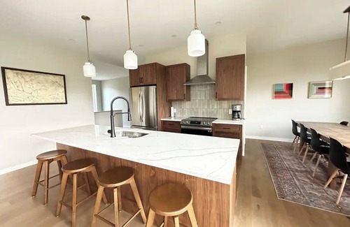 Moscow Casa | NEW Const Stowe Modern Sleeps 8. View: Mt Mansfield & river! Private, EV Charger