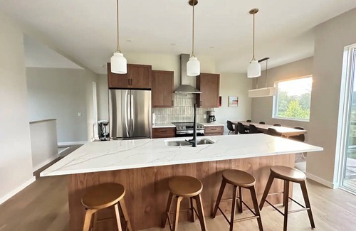 Moscow Casa | NEW Const Stowe Modern Sleeps 8. View: Mt Mansfield & river! Private, EV Charger