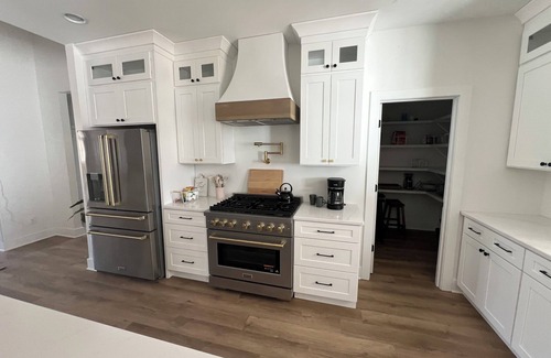 Kendall Casa | New Construction 4-bedroom Modern Farmhouse house in charming Kalamazoo w/ WiFi