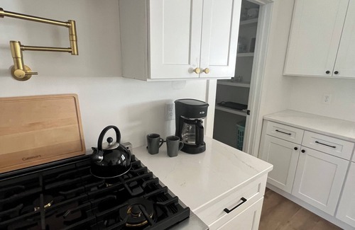 Kendall Casa | New Construction 4-bedroom Modern Farmhouse house in charming Kalamazoo w/ WiFi