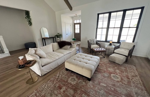 Kendall Casa | New Construction 4-bedroom Modern Farmhouse house in charming Kalamazoo w/ WiFi