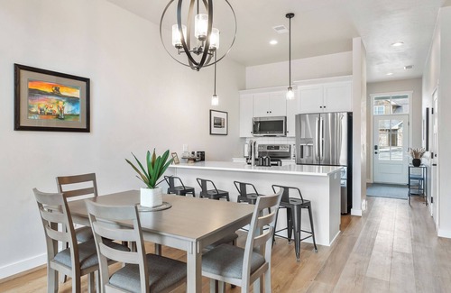 Egg Harbor Condominio | New Construction: Hot tub and Gym near Downtown Egg Harbor