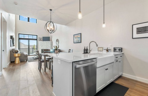Egg Harbor Condominio | New Construction: Hot tub and Gym near Downtown Egg Harbor