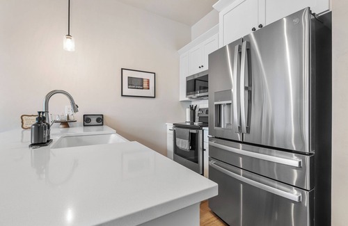 Egg Harbor Condominio | New Construction: Hot tub and Gym near Downtown Egg Harbor