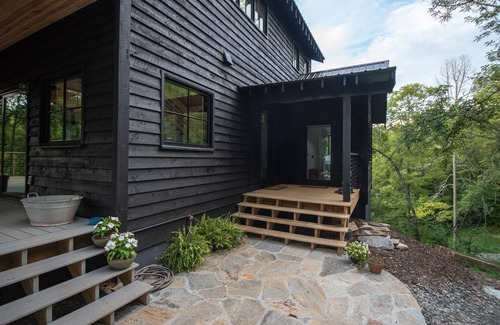 Weaverville Casa | New construction located on 15 acres with private frontage on the Big Ivy River