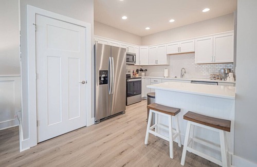 Evansville Condominio | New Construction | New Furnishings | Luxury Unit