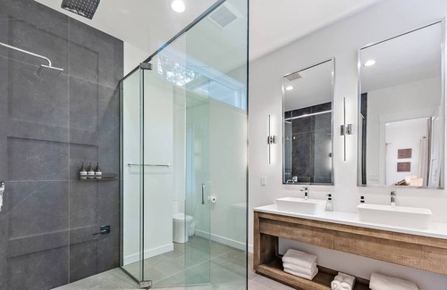 Shorewood-Tower Hills-Harbert Casa | New Construction Sawyer getaway. Hot Tub. Heated POOL OPEN!