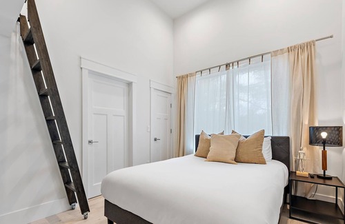 Shorewood-Tower Hills-Harbert Casa | New Construction Sawyer getaway. Hot Tub. Heated POOL OPEN!