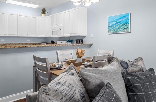 Carolina Forest Apartamento | NEW Contemporary 2BR 2BA Coastal Villa 15 Mins to the Beach