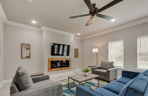 Haltom City Casa | New Contemporary Home - Bright & Spacious!