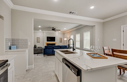 Haltom City Casa | New Contemporary Home - Bright & Spacious!
