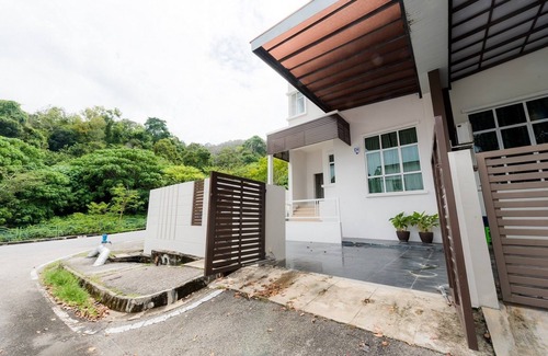 Tanjung Bungah Casa | New Corner Shamrock Beach Villas Seaview