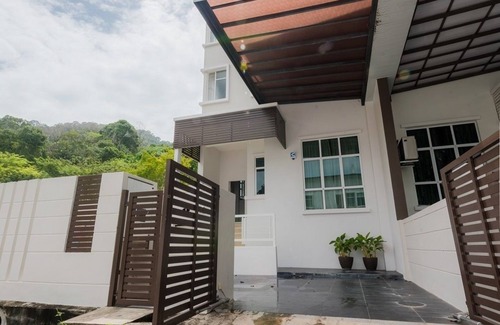 Tanjung Bungah Casa | New Corner Shamrock Beach Villas Seaview
