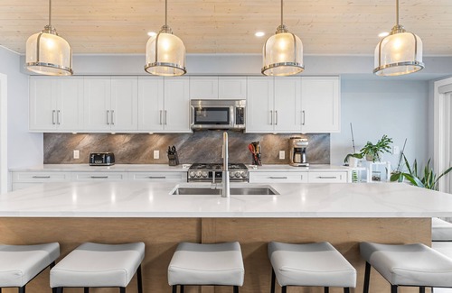 Central Okanagan Cabaña | New cottage. Fully equipped. So just kick off your shoes and relax.
