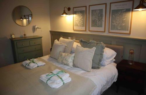 Northampton Casa | NEW Country Cottage with log fire & parking