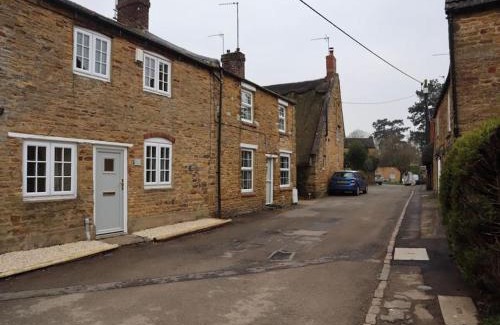Northampton Casa | NEW Country Cottage with log fire & parking