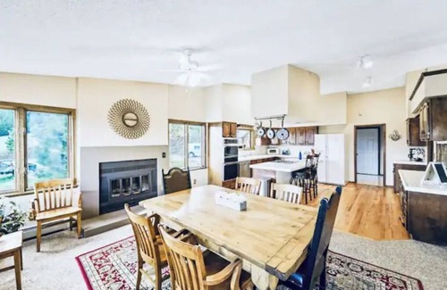 Larkspur Casa | *NEW!!* Country setting near AFA, Venues, & Lake