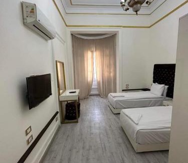 Qasr an-Nil Hotel | New court