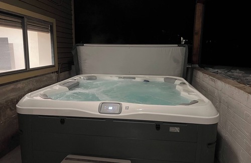 South Snyderville Basin Casa | NEW COVERED PATIO WITH HOTTUB!! Large private 5 bdrm across from Canyon's.