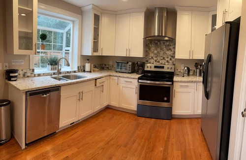 Highline Casa | New cozy 5BR vacation home with AC near Airport & downtown Seattle