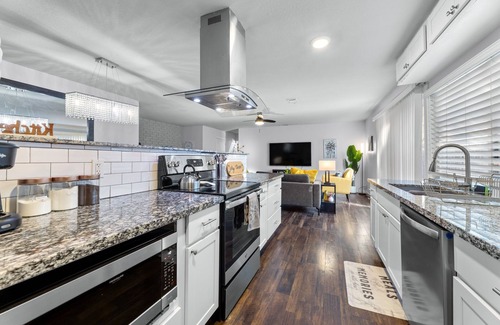 The Colony Casa | NEW - Cozy Bungalow Prime Location near Grandscape, Golf and Lake Lewisville
