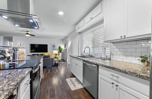 The Colony Casa | NEW - Cozy Bungalow Prime Location near Grandscape, Golf and Lake Lewisville