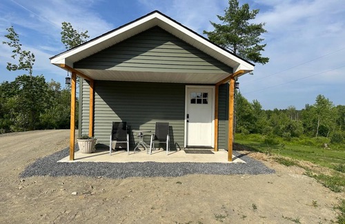 Oakland Cabina | NEW Cozy Cabin located in Oakland tucked away in a peaceful wooded scene.