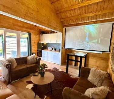 Vijfhuizen Casa | New cozy chalet with jacuzzi and home cinema near Amsterdam