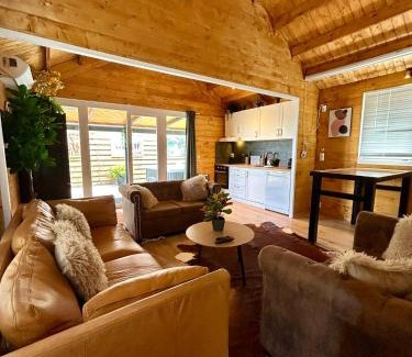 Vijfhuizen Casa | New cozy chalet with jacuzzi and home cinema near Amsterdam