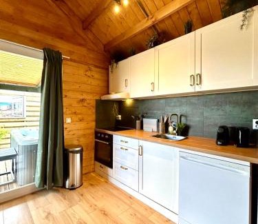 Vijfhuizen Casa | New cozy chalet with jacuzzi and home cinema near Amsterdam