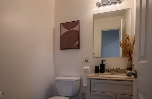 Fenton Condominio | *NEW* Cozy Fenton Condo near DT