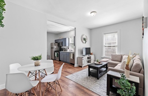 Elmhurst Apartamento | NEW!!! Cozy home away from home, Walkable restaurants and cafes, spacious layout
