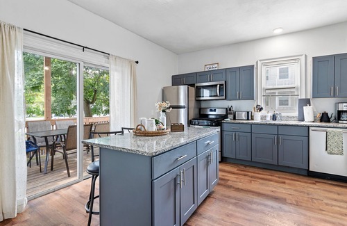 Elmhurst Apartamento | NEW!!! Cozy home away from home, Walkable restaurants and cafes, spacious layout